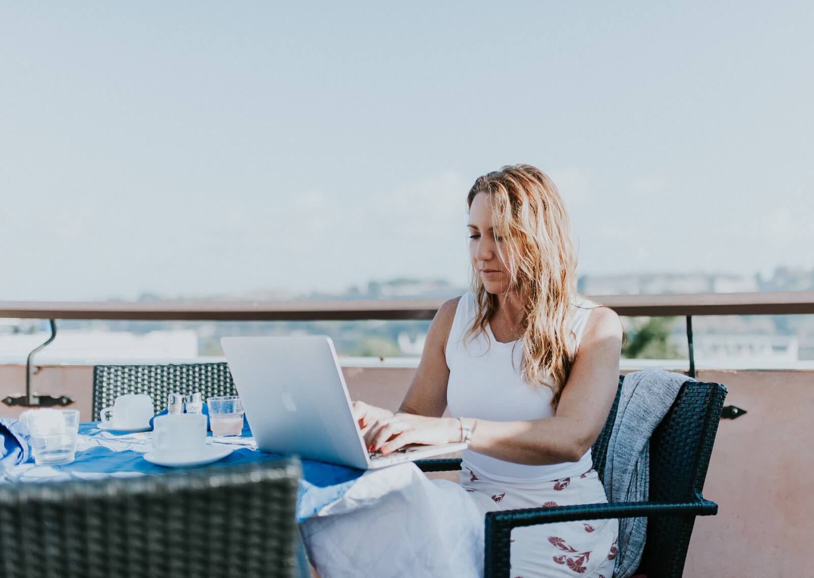 Online jobs: Woman working from her laptop on a terrace