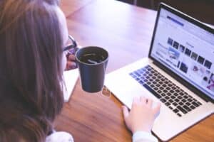 Zirtual: A woman works from her laptop and drinks tea