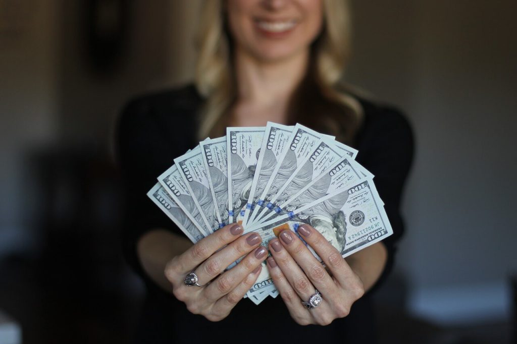 Best survey sites: Woman holds out money